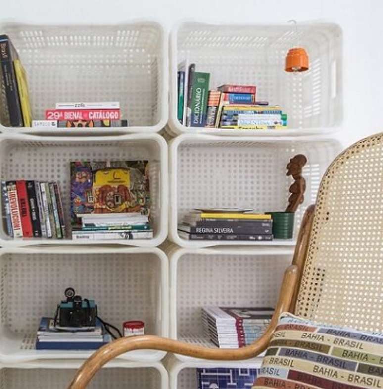 35. Estante feita de caixote de feira de pl&aacute;stico empilhado