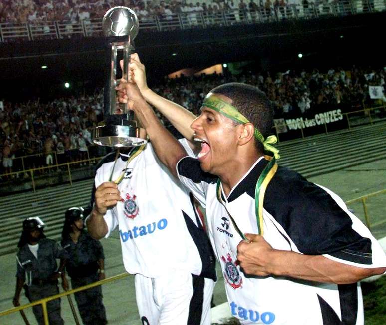 Campeao mundial 2000  Campeões mundiais, Marcelinho carioca, Campeão