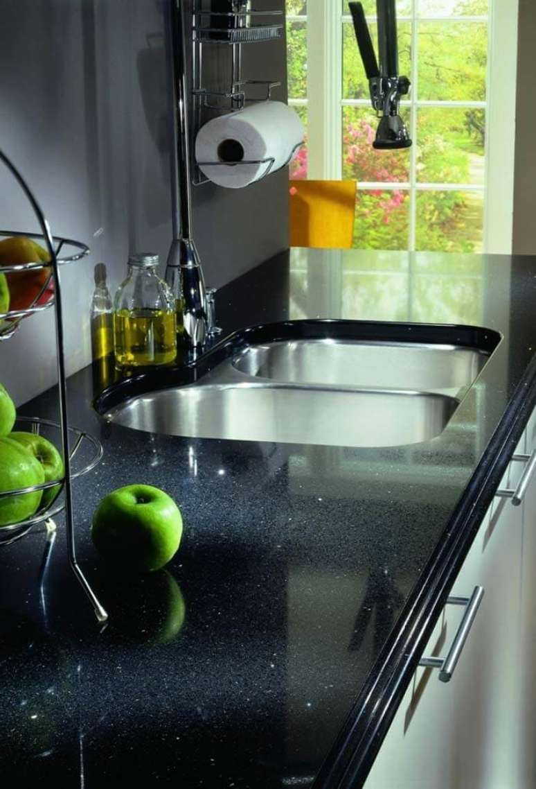 66. Pia de cozinha com estrutura formada em granito preto. Fonte: Pinterest