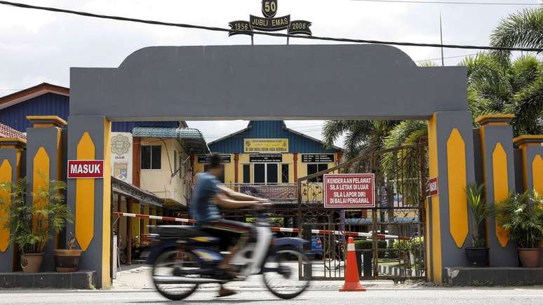 SMK Ketereh, escola de Siti Nurannisaa, se localiza em rua movimentada no interior de Kelantan