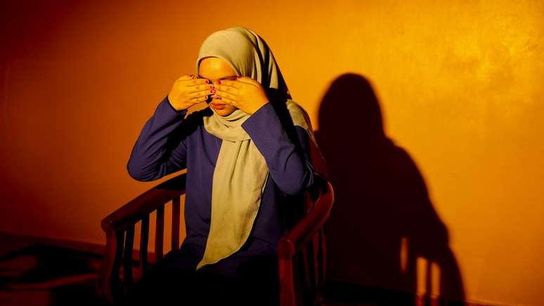 Siti compara sua experi&ecirc;ncia com esp&iacute;ritos como se tivesse seus "olhos cobertos"