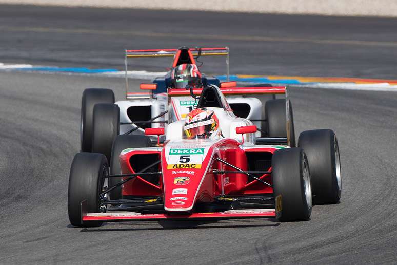 Gianluca Petecof vai ao pódio em Nürburgring e sobe três posições no Alemão de Fórmula 4