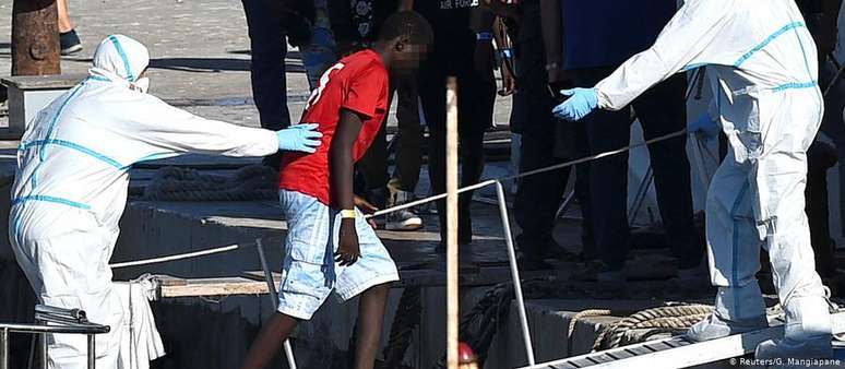 ONG Open Arms afirma não poder mais garantir a segurança dos migrantes a bordo