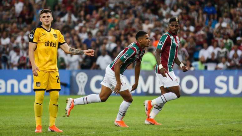 Yoni González e Marcos Paulo comemoram gol diante do Peñarol (Lucas Merçon/Fluminense)