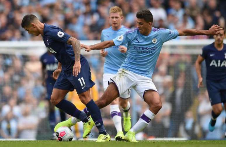 Manchester City e Tottenham empatam em 2 a 2 neste sábado (OLI SCARFF/AFP)