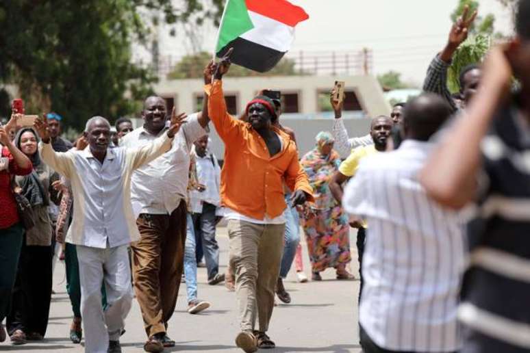 Militares e civis selam acordo de transição no Sudão