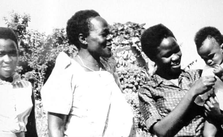 Betty Bigombe (direita) ainda criança com a mãe e a irmã