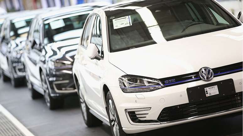 Fábrica de automóveis alemã; economia do país se contraiu no segundo trimestre do ano