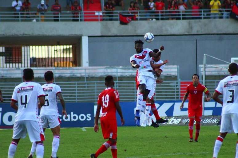 Vitória conseguiu triunfo fora de casa sobre o CRB e saiu da zona de rebaixamento da Série B do Campeonato Brasileiro