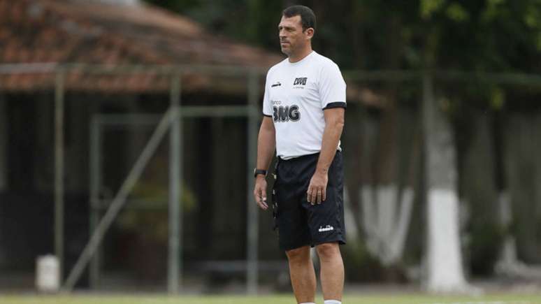 Mauricio Copertino foi quem deu a coletiva no lugar de Vanderlei Luxemburgo (Foto: Rafael Ribeiro/Vasco)