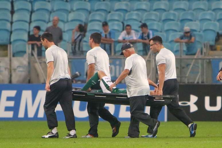 Mayke se machucou durante o empate com o Grêmio, sábado (Foto: Everton Pereira/O Fotográfico)