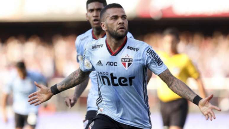 Daniel Alves marcou o gol da vitória do São Paulo em jogo complicado (Foto: Marco Galvão/Fotoarena/Lancepress!)