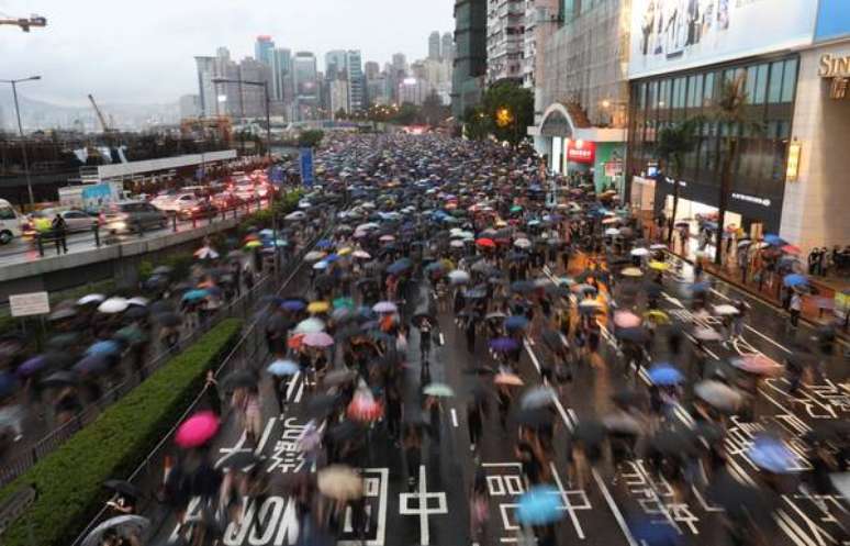 Manifestantes voltam a tomar ruas de Hong Kong