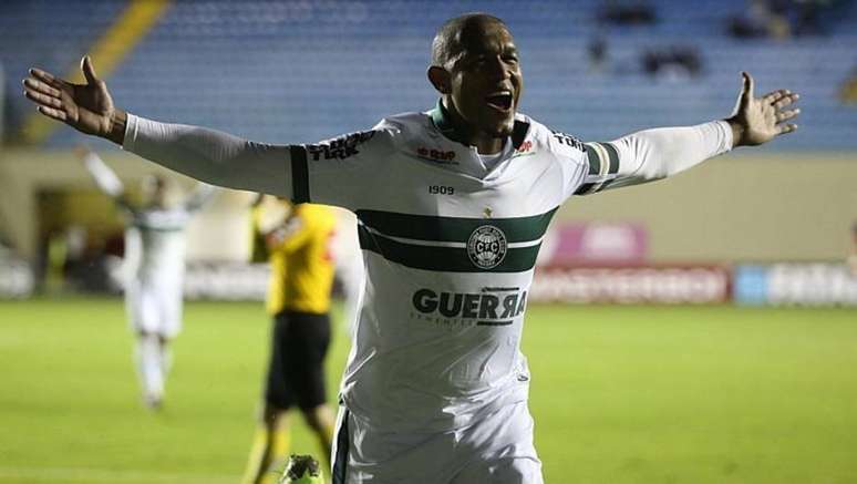 Rodrigão comemora gol na vitória do Coritiba sobre o Oeste