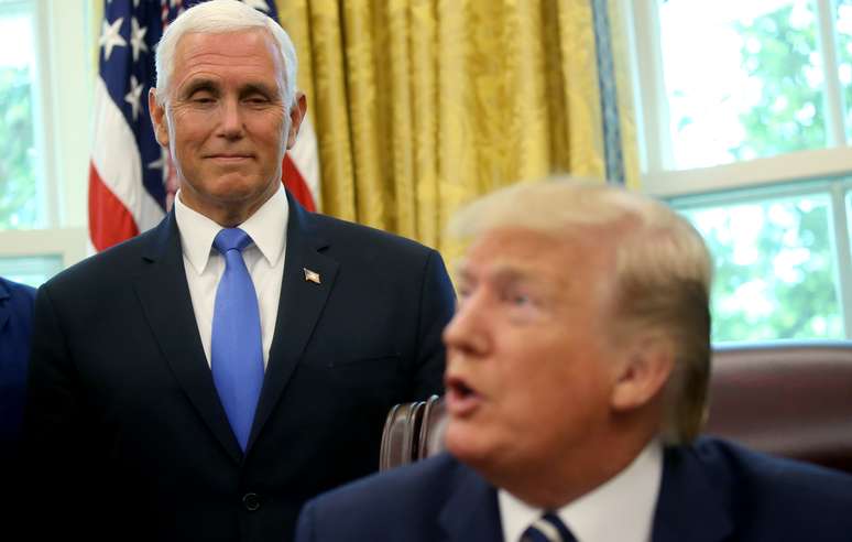 Vice-presidente dos EUA, Mike Pence, observa presidente Donald Trump durante cerim&ocirc;nia na Casa Branca
19/07/2019 REUTERS/Leah Millis 