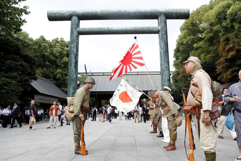Homens vestidos com uniformes imperiais militares do Japão visitam santuário de Yasukuni
15/08/2019 REUTERS/Kim Kyung-Hoon 