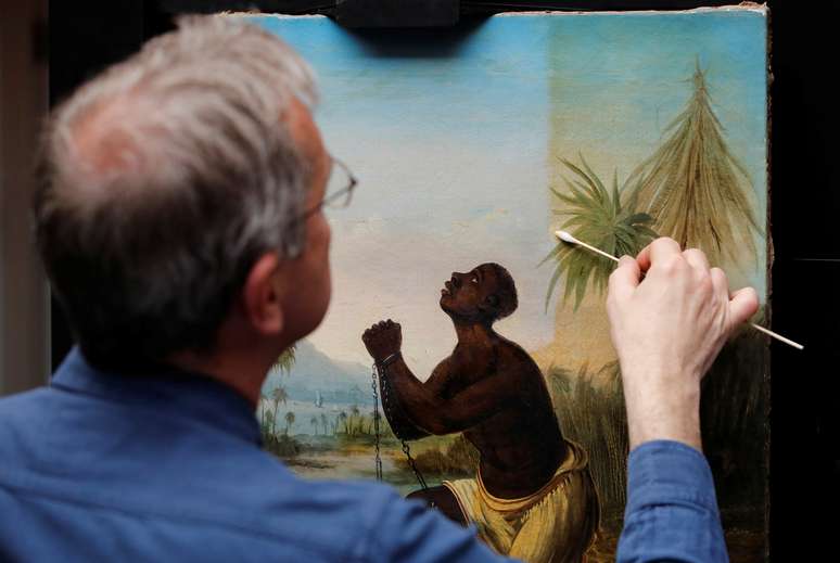 David Crombie, conservacionista s&ecirc;nior do Museu Nacional de Liverpool trabalha na tela "Am Not I A Man And A Brother"
30/07/2019 REUTERS/Phil Noble 