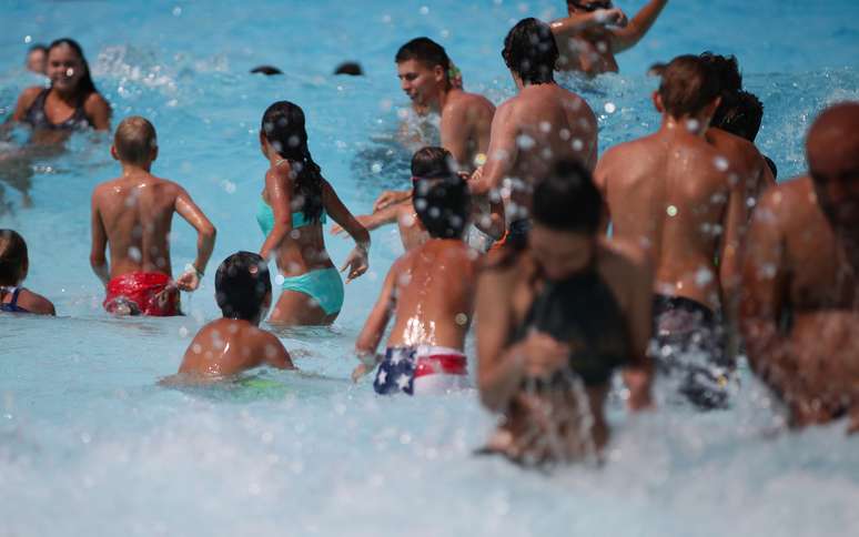 Austr&iacute;acos se refrescam em piscina p&uacute;blica em Viena
06/08/2018
REUTERS/Lisi Niesner