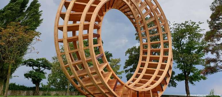 A escultura Anel pela Paz, que representa a visão do encontro na cidade de Lindau