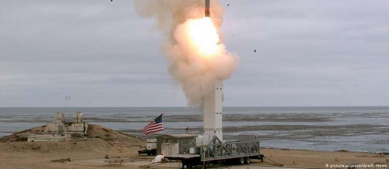EUA lançam míssil da ilha de San Nicolás
