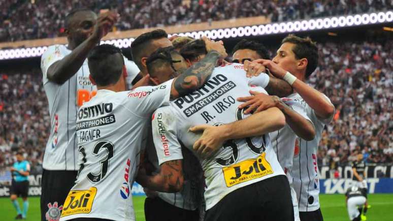 Jogadores do Timão comemoram mais um gol marcado no Brasileirão e o bom momento na temporada (Eduardo Carmim/Photo Premium/Lancepress!)