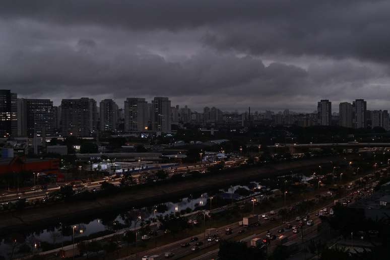  Zona sul de São Paulo, vista a partir da zona norte da capital paulista, às 16h desta segunda-feira.