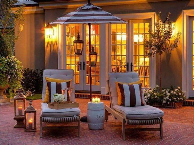 12. Decora&ccedil;&atilde;o charmosa para &aacute;rea externa com garden seat branco e velas &ndash; Foto: Elements of Style