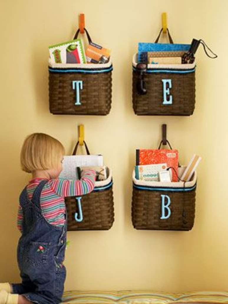17. Os cestos organizadores podem ajudar no aprendizado dos seus filhos com a ajuda dos moldes de letras grandes – Por: Pinterest