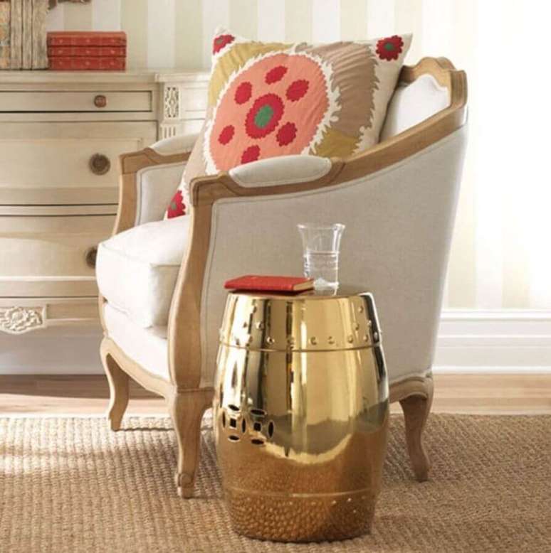 14. O garden seat dourado garantiu um toque super sofisticado na decora&ccedil;&atilde;o com estilo cl&aacute;ssico &ndash; Foto: Pinterest