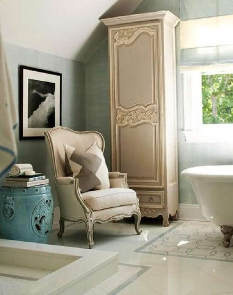 15. Decoração clássica para banheiro com garden seat azul antigo – Foto: Wood Save