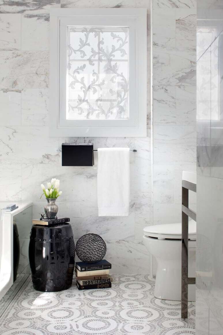 18. Banheiro branco decorado com garden seat preto – Foto: Mosuo Project
