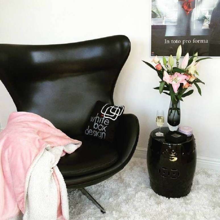 19. Decoração com seat garden preto e tapete branco felpudo – Foto: White Box Design