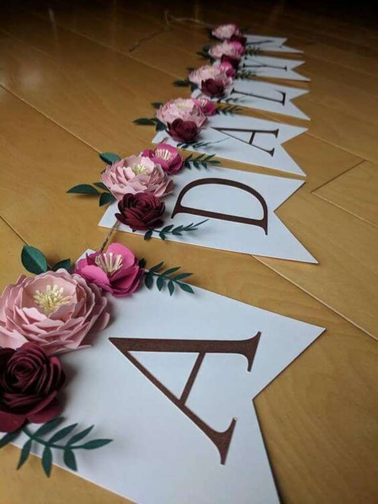 15. Decoração de festa com moldes de letras e flores decorando – Por: Pinterest