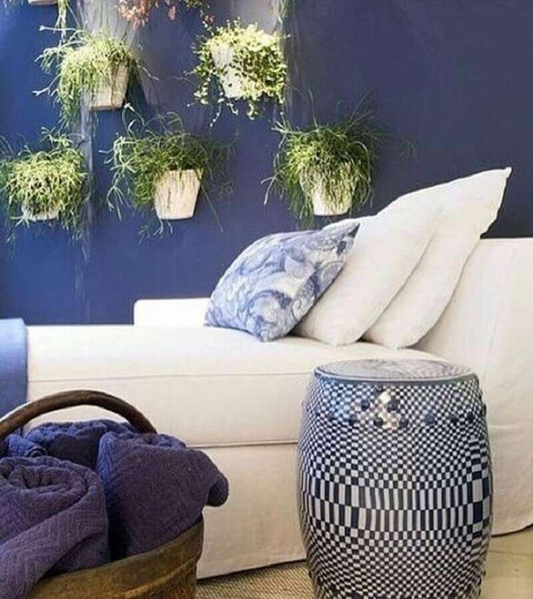 23. Decoração para ambiente azul e branco com garden seat de cerâmica estampado nas cores do ambiente – Foto: Katianny Andrade