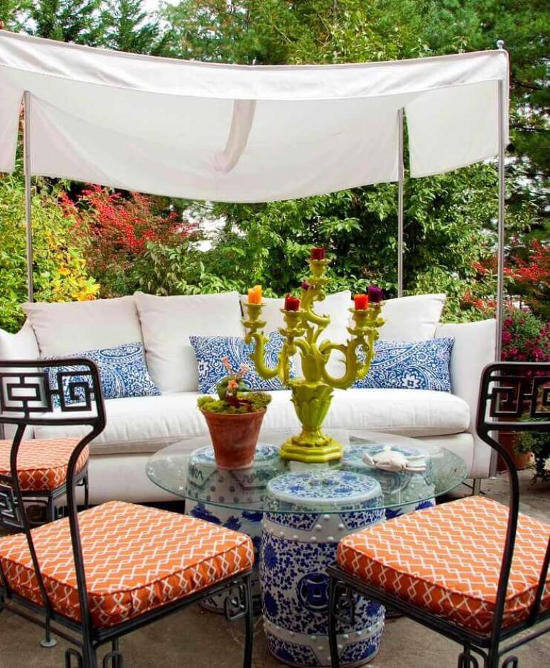 8. O garden seat também pode servir como uma linda mesa de centro – Foto: Garden Decor