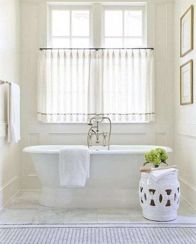 25. Decoração clean para banheiro todo branco com banheira e garden seat de cerâmica – Foto: AF Design de Interiores