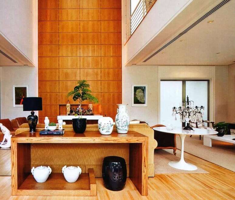 28. Decora&ccedil;&atilde;o para sala ampla com aparador de madeira e garden seat preto embaixo &ndash; Foto: Decor Assentos