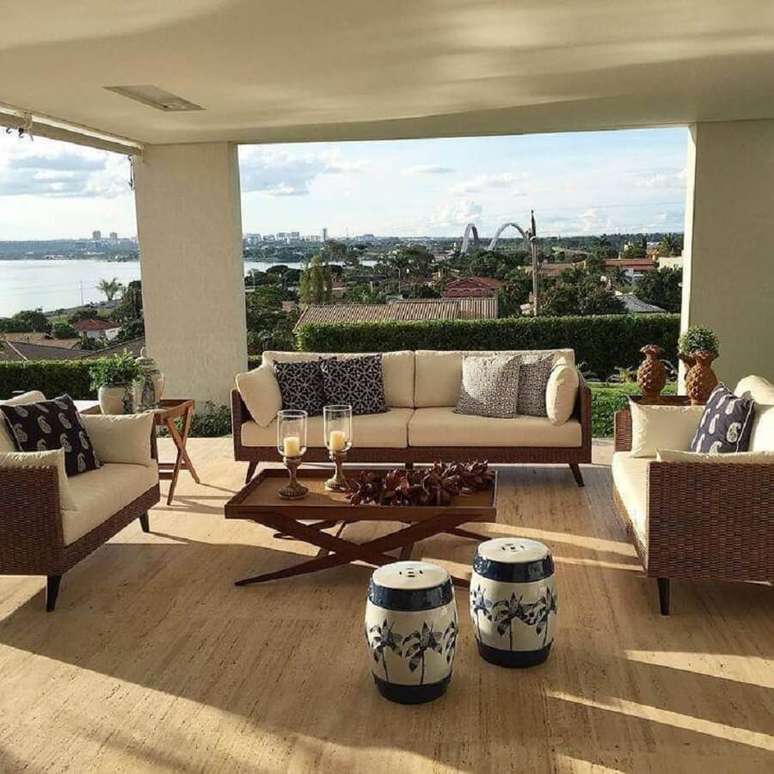 30. Decora&ccedil;&atilde;o para varanda ampla com dupla de garden seat estampado e m&oacute;veis de vime &ndash; Foto: Cassio Veiga Casa