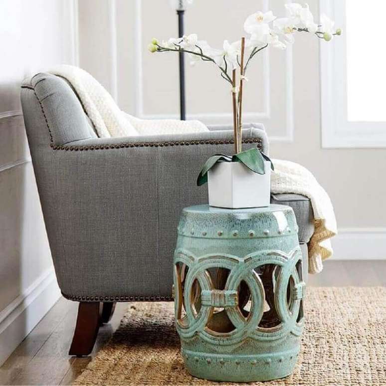 5. O garden seat pode servir de mesinha de apoio para vasos, livros e petiscos para convidados – Foto: Pinterest