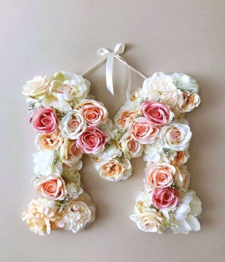 8. Use as flores para decorar os moldes de letras e ter uma decoração linda – Por: Pinterest