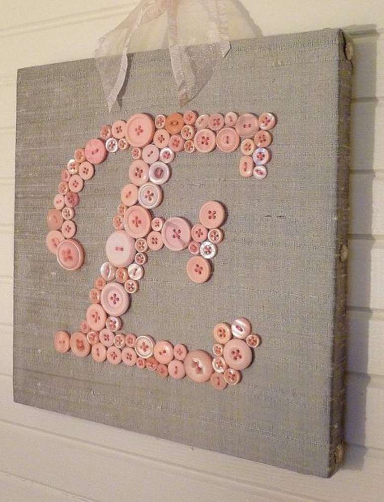 27. Os moldes de letras ficam lindos com botões -Por: Pinterest