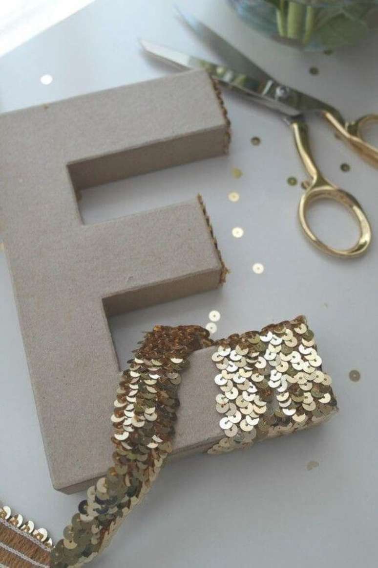 30. Use os moldes de letras com paetês para sua casa ser ainda mais bonita – Por: Portal Tudo Aqui