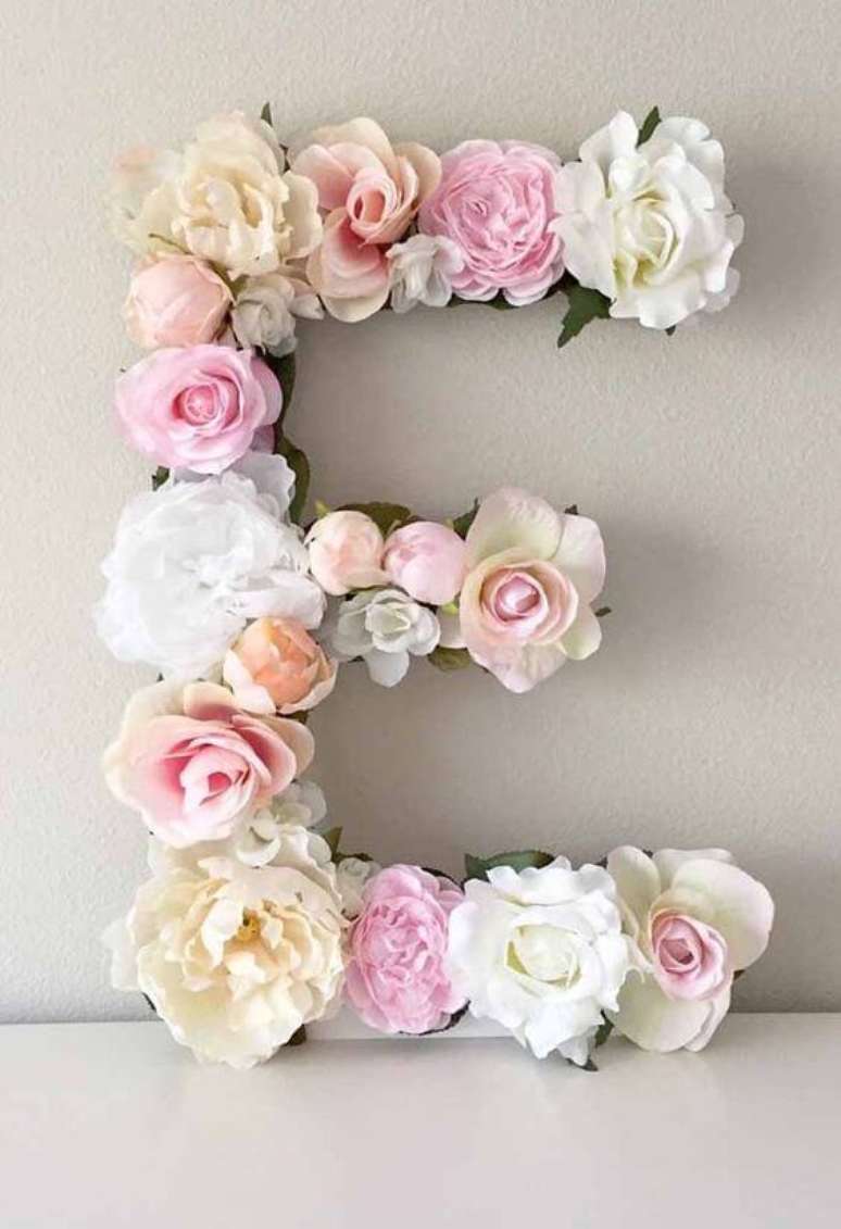 28. Molde de letras com base em EVA e flores coladas por cima &ndash; Por: Decor Facil