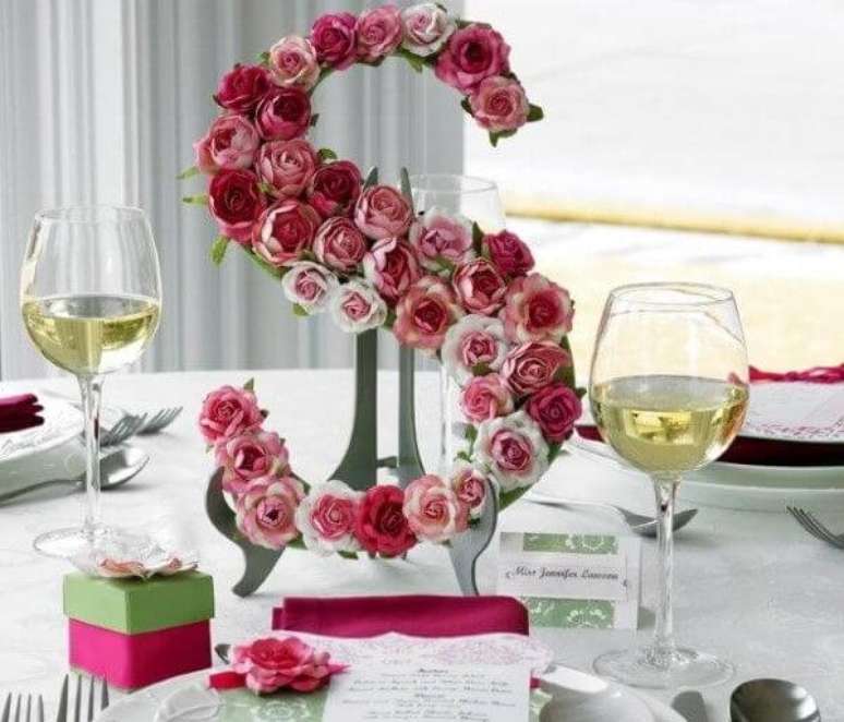 36. Os moldes de letras também podem ser lindas opções para decorar a sua mesa de jantar – Por: Pinterest