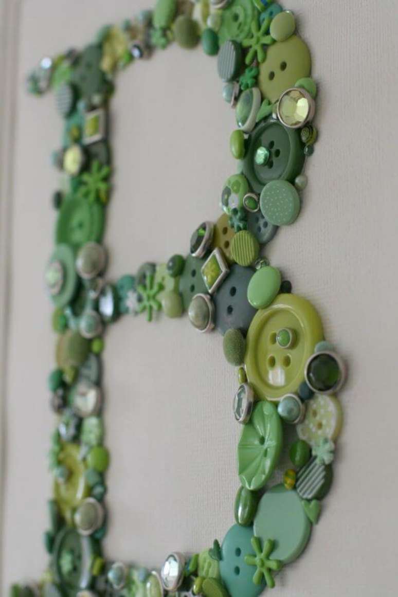 46. Os botões podem ser lindos para criar quadros e decorar a casa com moldes de letras – Por: Pinterest