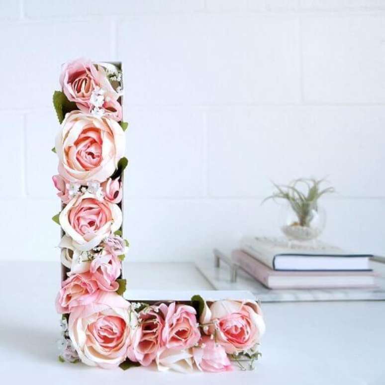 49. Decore os moldes de letras com flores para ter uma linda decoração – Por: Artesanato passo a passo