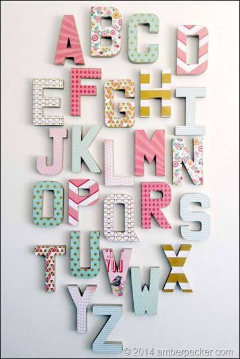 50. Os murais com moldes de letras do alfabeto pode ser ainda mais interessante para as crianças aprenderem o alfabeto – Por: Pinterest