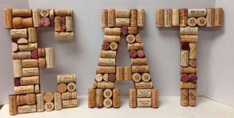 54. Crie lindas peças com os moldes de letras com rolhas de vinho – Por: Pinterest