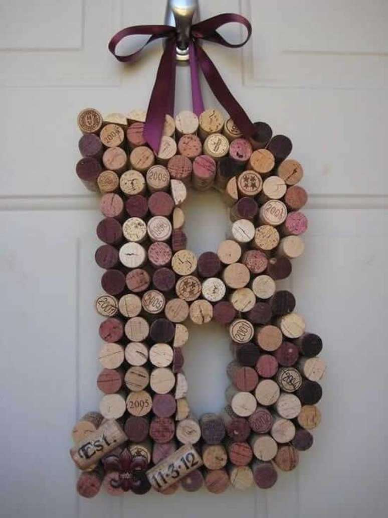 56. Moldes de letras para artesanato com rolhas de vinho – Por: Pinterest