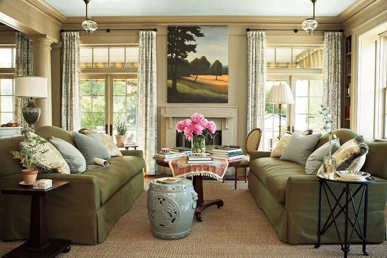42. Sala de estar decorada com sofá verde e garden seat de cerâmica – Foto: Pinterest